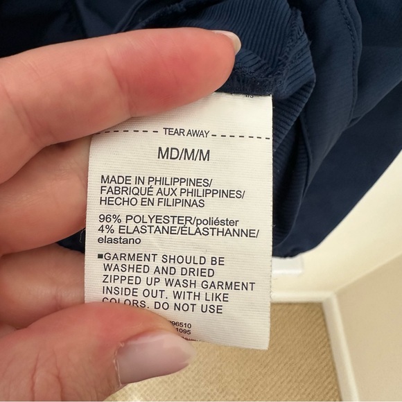 Under Armour Women’s Blue Golf Jacket - Picture 13 of 13